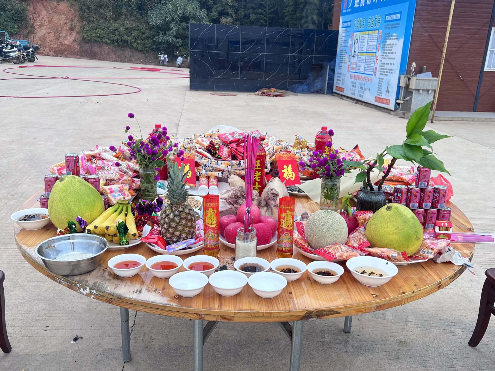 易順建工集團(tuán)有限公司承建的松溪縣三和循環(huán)經(jīng)濟(jì)產(chǎn)業(yè)園標(biāo)準(zhǔn)化廠房和基礎(chǔ)設(shè)施提升項(xiàng)目——標(biāo)準(zhǔn)化廠房建設(shè)項(xiàng)目封頂大吉！